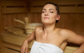 dame qui se repose dans un sauna